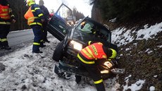 Po nehodě ve Starých Hamrech museli lékaři ošetřit šoférku Suzuki Vitara.
