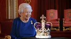 Královna Albta II. a korunovaní koruna svatého Edwarda
