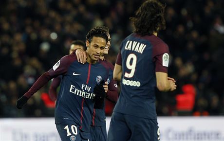 Fotbalisté Paris-Saint-Germain oslavují jeden z gól proti Dijonu. Vlevo je...