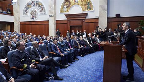 Generální tejemník NATO Jens Stoltenberg hovoí v makedonském parlamentu