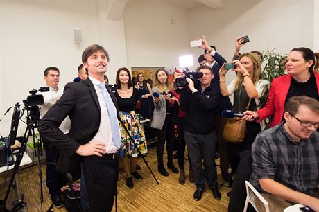Marek Hiler s manelkou ve volebním tábu v praském Impact Hubu. (13. ledna...