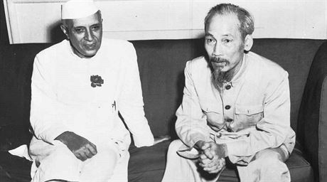 Indick premir Davharll Nhr a vietnamsk prezident Ho i Min v roce 1954
