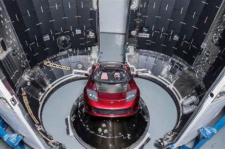 Tesla Roadster ped uzavenm do aerodynamickho krytu rakety Falcon Heavy