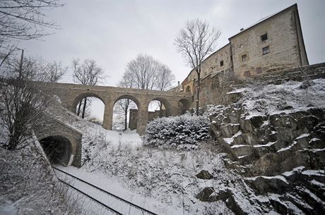 Tunel, který se bude opravovat, vede pod píjezdovým mostem k ledeskému hradu....