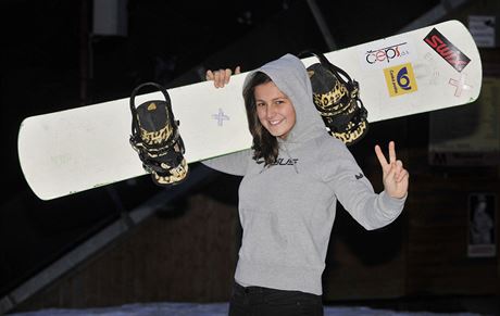 Patnáctiletá snowboardcrossaka Sára Strnadová. Zaínala na lyích, ale...