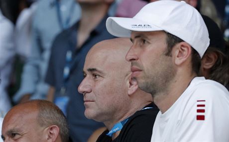 Radek tpnek (vpravo) a Andre Agassi sleduj duel svho svence Novaka...