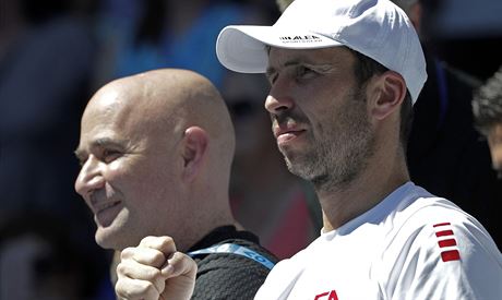 Radek tpánek (vpravo) a Andre Agassi sledují zápas Novaka Djokovíe na...