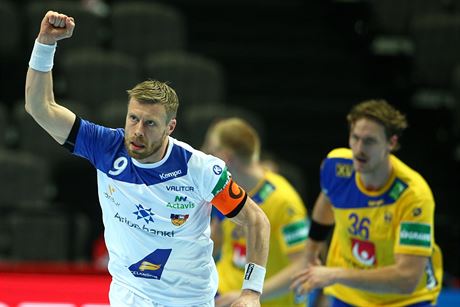Gudjon Valur Sigurdsson z Islandu oslavuje gól proti védsku.