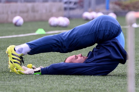 Branká Petr Vaek se protahuje na tréninku Ústí nad Labem.