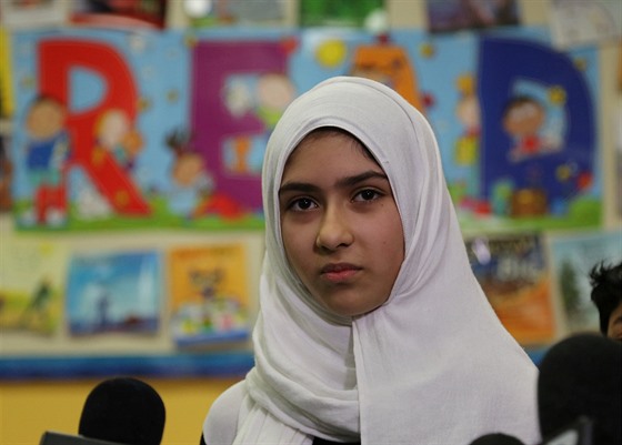 Khawlah Noman mluví s reportéry ve škole v Torontu. (14. 1. 2018)