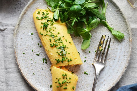 Hotovou omeletu posypejte nasekanou čerstvou pažitkou.