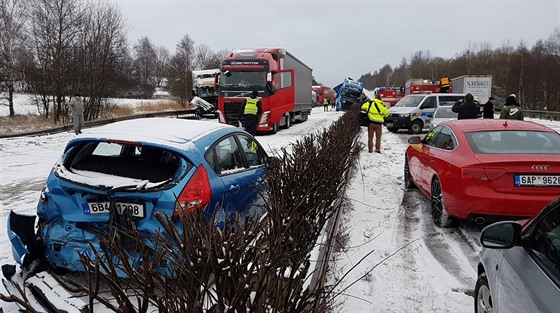 K hromadným nehodám dolo na 99. kilometru dálnice D1 (16. ledna 2017).