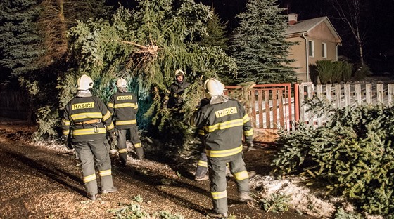 Hasii v Ústeckém kraji vyjeli od tvrteního odpoledne do páteního rána k 152...