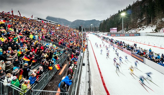 PO STARTU. Peloton biatlonistek na prvním úseku tafety.