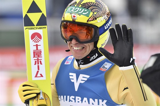 Japonec Noriaki Kasai nesm�lým úsm�vem slaví páté místo z Bad Mitterndorfu.
