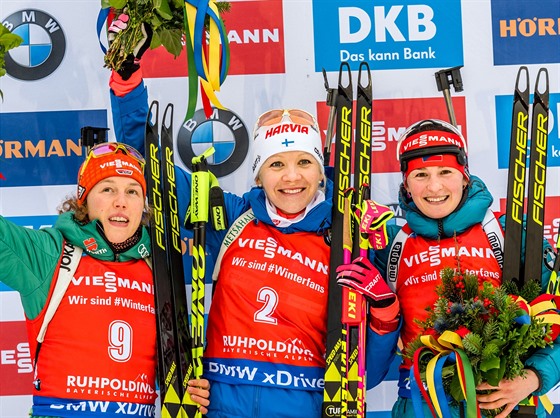 Veronika Vítková (vpravo) nestačila v biatlonovém závodě v Ruhpoldingu pouze na...