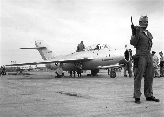 MiG-15bis s oznaením USAF bhem testování na letecké základn Kadena na Okinav. S letounem pedtím ulétl severokorejský stíha No Kum-sok do Jiní Koreje.