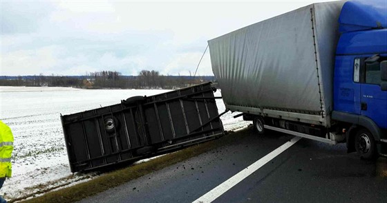 Silný vítr pevrátil prázdný pívs za náklaákem u Litomyle. (18.1.2018)