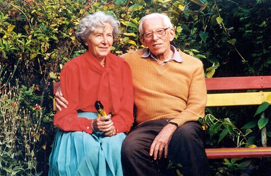 Otto Wichterle s manželkou Lindou na zahradě svého domu (červen 1996)