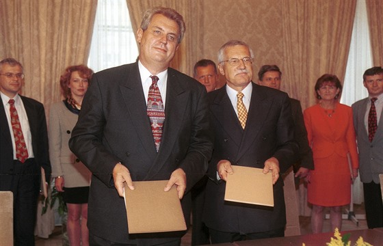 Miloš Zeman a Václav Klaus při podpisu takzvané opoziční smlouvy (1998)