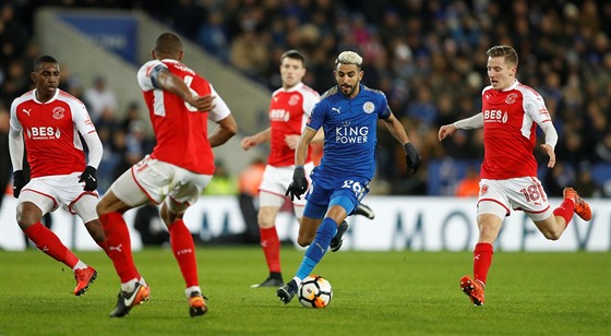 Fotbalista Leicesteru Rijád Mahriz v akci pi utkání anglického FA Cupu proti...