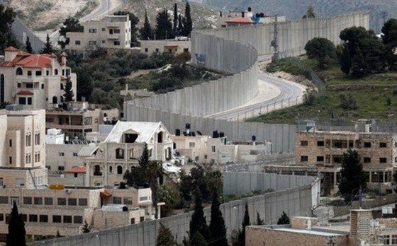 Msteko Abu Dis na Západním behu Jordánu bezprostedn sousedí s Jeruzalémem....