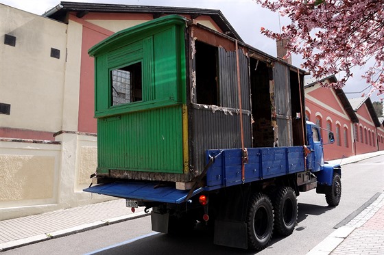 Pesun skín tramvajového snného pluhu, který jezdil po praských ulicích od...