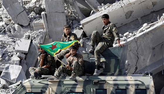 Bojovníci Syrských demokratických sil (SDF) v Rakce. (17. íjna 2017)