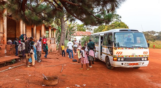 Toulavý autobus pomáhá íit osvtu v Kamerunu. 