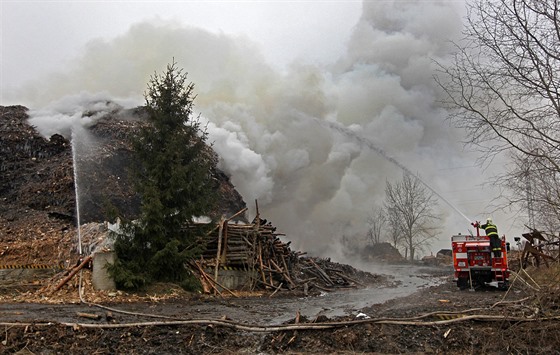 S požárem obrovské haldy dřevního odpadu a dřevotřískové drti v Nové Cerekvi...