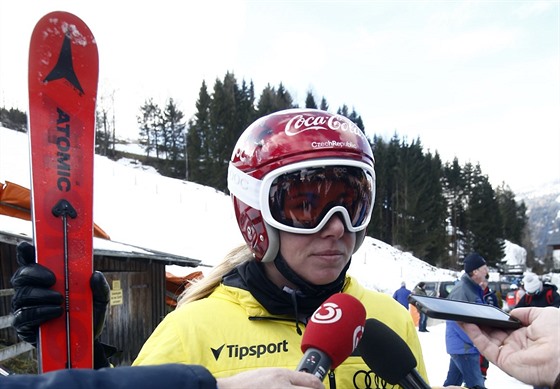 Ester Ledecká elí v Bad Kleinkirchheimu otázkám noviná.