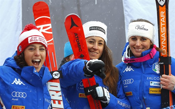 Rozradované Italky (zleva) Federica Brignoneová, Sofia Goggiaová a Nadia...