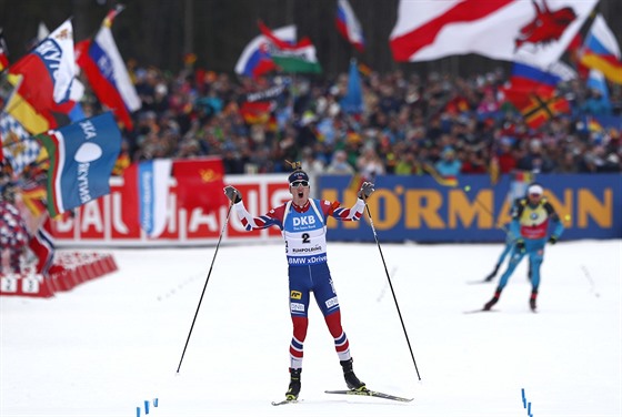 Nor Johannes Thingnes Bö oslavuje triumf v závodu s hromadným startem v...