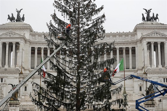 V Římě začali odstrojovat opelichaný vánoční strom (9. 1. 2018)