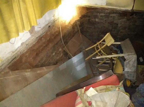 V byt v erveném Kostelci se propadla podlaha do sklepa (15.1.2018).