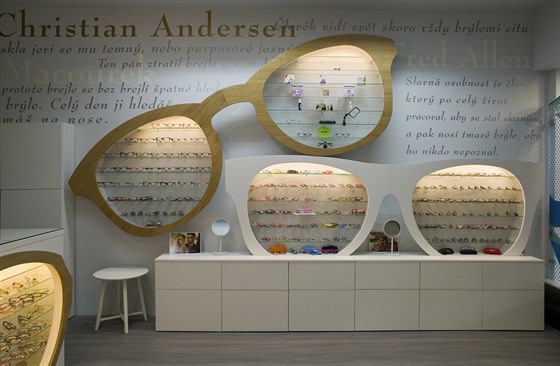 Atypické osvětlené vitríny mají tvaru brýlových obrouček.
