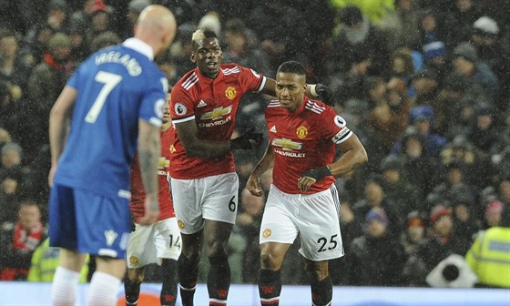 Antonio Valencia (vpravo) z Machesteru United slaví se spoluhráem Paulem...