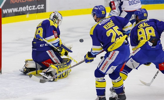 Zlínský branká Libor Kaík likviduje anci hokejist Komety Brno.