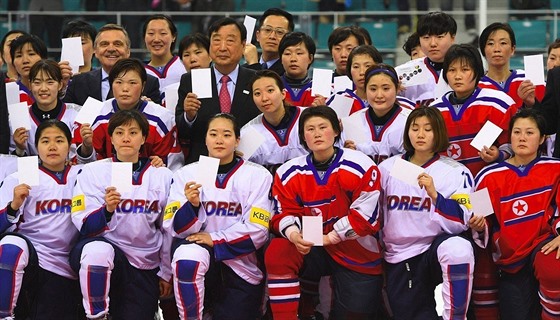 Hokejistky z obou korejských stát zapózovaly na spolené fotografii ped...