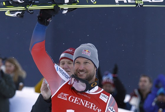 Norský lya Aksel Lund Svindal se raduje z triumfu v super-G v Kitzbühelu.