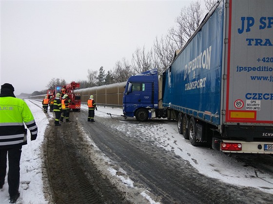 Dálnici D10 uzavela nehoda kamionu (16.1.2018)