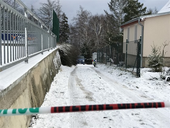 Policie vyetuje vradu v ernolicích u Prahy. Prohledává okolí. (17.1.2018)