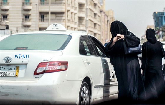 Mnohé eny v Saúdské Arábii nepouívají aplikace umoující pivolat si taxi,...