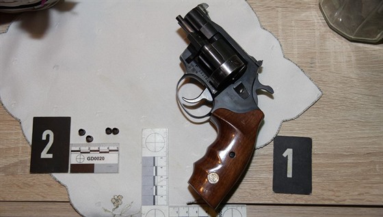 Flobertkový revolver, kterým mu ze umperska postelil souseda, se kterým ml...