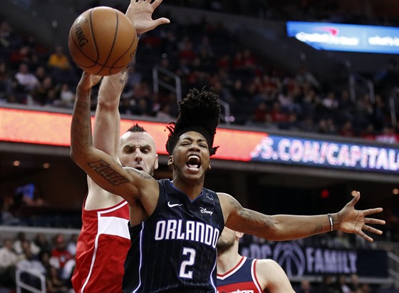 Elfrid Payton z Orlanda se doaduje odpískání faulu, vlevo Marcin Gortat,...