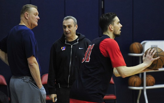 Trenér eské basketbalové reprezentace Ronen Ginzburg (uprosted) vyrazil na...