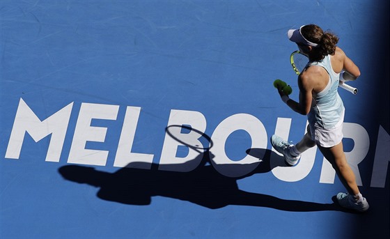 Samantha Stosurová v prvním kole Australian Open proti Monice Puigové.