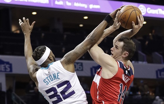 Jason Smith (vpravo) z Washingtonu útoí na ko Charlotte pes Julyana Stonea.