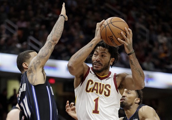 Derrick Rose v bílém dresu Clevelandu