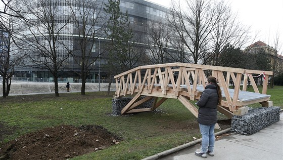 Studenti z ateliéru Zavel - Jelínek postavili lávku, která povede pes...